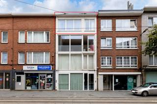 Dit prachtig en instapklare appartement is ideaal gelegen in het hart van Deurne-Zuid, op wandelafstand van winkels, het ziekenhuis en met een vlotte, rechtstreekse tramverbinding naar het centrum van Antwerpen. Het appartement maakt deel uit van een kleinschalig en goed onderhouden gebouw met slechts drie wooneenheden. Het dak werd recent vernieuwd.<br /><br />Bij het betreden van het appartement kom je terecht in een ruime en lichtrijke leefruimte met aansluitend een open keuken. Vanuit de leefruimte heb je toegang tot het terras, waar je in alle rust kan genieten.<br /><br />Aansluitend aan het terras en de leefruimte bevindt zich nog een leuke, polyvalente ruimte. Deze kan perfect ingericht worden als bureau, leeshoek, speelruimte of hobbykamer, afhankelijk van je eigen wensen en noden.<br /><br />Verder beschikt het appartement over twee slaapkamers en een badkamer.<br /><br />Een extra troef is de rustige ligging en het kleinschalige karakter van het gebouw. Bovendien zijn er zeer lage gemeenschappelijke kosten. Er is geen lift in het gebouw. <br /><br />Stedenbouwkundige inlichtingen in aanvraag<br /><br />Bent u op zoek naar een instapklaar appartement op een rustige maar centrale locatie in Deurne-Zuid?<br />Neem dan gerust contact op via babette@myhomevastgoed.be of bel 0470 94 36 24 voor meer info of een bezoek.<br />
