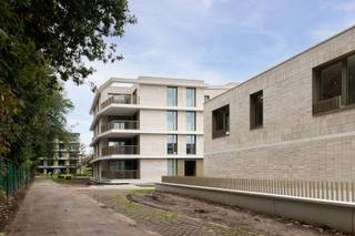 <p><strong>Bezichtiging is mogelijk na het aanmaken van een huurdersprofiel via</strong></p><p>👉 https://onid.mijnhuurprofiel.be/property/63b6b820-311c-4146-8362-e2b344e98cb8</p><p><br /></p><p>Dit energiezuinige en moderne <strong>halfopen appartement (EPC A)</strong> bevindt zich in een verzorgde residentie op een uiterst gunstige locatie, vlak bij belangrijke invalswegen, scholen, winkels en openbaar vervoer. De combinatie van ruimte, comfort en een vlotte bereikbaarheid maakt dit een bijzonder aangename woonplek.</p><p><br /></p><p>Het appartement beschikt over een <strong>woonoppervlakte van ca. 90 m²</strong> en is ingedeeld als volgt: een inkomhal – een ruime en lichtrijke leefruimte – een volledig uitgeruste keuken – <strong>2 slaapkamers</strong> <strong>en aparte bureelruimte </strong>– een badkamer met hoogwaardige afwerking – een apart toilet – én een zonnig terras/balkon.</p><p><br /></p><p>Dankzij de <strong>vloerverwarming</strong> en <strong>zonnepanelen</strong> geniet je van een duurzaam en betaalbaar wooncomfort.</p><p>Daarnaast is er een <strong>kelderberging</strong> en een <strong>inpandige garage/autostaanplaats</strong> inbegrepen in de huurprijs.</p><p><br /></p><p><strong>Troeven</strong></p><ul><li>EPC A – energiezuinig</li><li>90 m² woonoppervlakte</li><li>Vloerverwarming</li><li>Zonnepanelen</li><li>Halfopen bebouwing, veel lichtinval</li><li>Kelderberging + garage/autostaanplaats inbegrepen</li></ul>