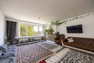 <p>In het populaire Deurne Zuid vinden we in een gebouw met 6 appartementen dit leuke appartement terug op de derde verdieping. Het appartement is te bereiken via trap of lift. We betreden het appartement in een aangename inkomhal. Aan de voorzijde is er een ruime living op blokjesparket met zicht op het groene pleintje voor de deur. Naast de leefruimte is er een keuken met een elektrisch kookplaat, kasten en spoelbak voorzien.</p><p></p><p>Aan de achterzijde vinden we een vernieuwde badkamer met bad en enkele lavabo. Hier vinden we ook de aansluiting wasmachine en individuele ketel terug. Op de gang is er een apart toilet. Achteraan zijn er 3 volwaardige slaapkamers (14, 9,5 en 10 m²). Tenslotte is er een leuk terras aanwezig met West-oriëntatie waar u kan genieten van de middag- en avondzon.</p><p></p><p>Op de gelijkvloerse verdieping vinden we een kelderberging terug.</p><p></p><p>Het appartement is heden verhuurd aan 1.195,50 €/maand. De maandelijkse kosten bedragen ongeveer 75 €/maand. Boek snel uw afspraak via 03/459.89.59 of via onze website.</p>