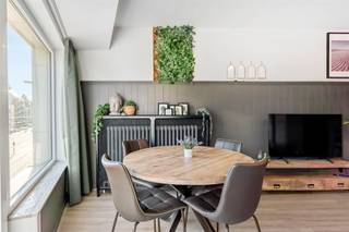 <p><span>Studio élégamment aménagé situé près de la digue, à quelques pas du centre-ville et de la gare de Blankenberge.</span></p><p><span>Pièce à vivre lumineuse avec sol stratifié intemporel, murs colorés et cuisine ouverte moderne.</span></p><p><span>Vous donnez sur une large rue, ce qui vous procure une immense sensation d'espace. </span></p><p><span>Cuisine moderne offrant tout le confort, un plan de travail facile d'entretien et de nombreux placards. </span></p><p><span>Placards intégrés pratiques dans le hall. </span></p><p><span>La salle de bains comprend une baignoire sabot avec douche, un lavabo avec armoires de toilette et des toilettes. </span></p><p><span>Le mobilier est à vendre à un prix intéressant. </span></p><p><span>Vitrage à haut rendement avec profilés en PVC. Chauffage au gaz avec chaudière à condensation. EPC favorable (label B).</span></p><p><span>Il y a un certificat de conformité électrique vierge. </span></p><p><span>Le bâtiment dispose d'un local à vélos commun. </span></p><p><span>La façade, le hall d'entrée, le toit principal et les terrasses sur le toit ont été récemment rénovés. </span></p>