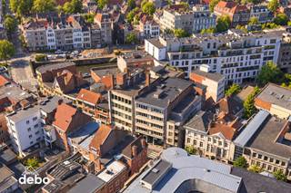 Bent u op zoek naar een zeer <strong>ruim appartement met karakter op wandelstand Broeltorens en de Grote Markt te Kortrijk? </strong><br />Dan is dit appartement beslist het ontdekken waard. De authentieke inrichting, royale kamers en grote raampartijen zorgen voor een warme woonbeleving. Dankzij de centrale ligging geniet u bovendien van het comfort van winkels en voorzieningen in de onmiddellijke omgeving.<br />Bij het binnenkomen valt meteen de <strong>ruime inkom- en nachthal</strong> op, afgewerkt met karaktervolle boogdeuren en een verzorgde tegelvloer. Van hieruit worden de verschillende ruimtes praktisch met elkaar verbonden.<br /><br />De woning beschikt over een <strong>bijzonder ruime woon- en eetkamer</strong>. De grote raampartijen zorgen hier voor veel natuurlijk licht. De zithoek met haard vormt een gezellig geheel, terwijl het aansluitende eetgedeelte voldoende ruimte biedt voor een grote eettafel.<br />De <strong>afzonderlijke keuken</strong> is voorzien van kastruimte, werkblad en een praktische ontbijthoek. Vanuit de keuken is er toegang tot een <strong>klein terras</strong>, ideaal voor keukenafval en een fijne extra buitenruimte midden in de stad.<br /><br />Verder beschikt het appartement over 2 <strong>ruime slaapkamers</strong>, ingericht met een volwaardig dubbel bed en heel wat kastruimte.<br />De badkamer is uitgerust met een <strong>ligbad, lavabomeubel met spiegelkast en handdoekradiator</strong>. Daarnaast is er een afzonderlijke praktische ruimte voor <strong>wasmachine en droogkast</strong>.<br />Achteraan het appartement bevindt zich een langgerekt terras.<br /><br />Een interessant appartement voor wie vooral <strong>ruimte, karakter en een centrale ligging</strong> belangrijk vindt en de woning verder naar eigen smaak wil inrichten. Het grote voordeel is Label C - energiezuinig. <br /><strong>Benieuwd naar de mogelijkheden van dit ruime appartement? Neem gerust contact met ons op voor meer informatie of om een bezoek in te plannen.</strong>