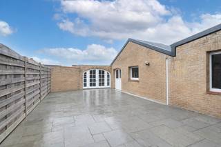 Halfopen woning met 3 ruime slaapkamers, een zonnige tuin en een garage centraal gelegen op korte afstand van het commerciële centrum van Knokke. Achteraan een leuke binnentuin/stadstuin met directe toegang tot de achterliggende garage. <br /><br />Inkomhal met trap en toegang naar de kelder, een sfeervolle, zonovergoten woonkamer met grote ramen. De leefkeuken met eetplaats biedt directe toegang tot het zonneterras en de tuin. <br />Verder vind je op het gelijkvloers een praktische wasplaats, een gastentoilet, een badkamer en een kelderruimte. Op de eerste verdieping zijn er drie ruime slaapkamers en een comfortabele badkamer met inloopdouche. <br /><br />Op de tweede verdieping een grote geïsoleerde zolder die omgetoverd kan worden tot een masterbedroom mits het plaatsen van een vaste trap. Alles kan! Het huis is stevig gebouwd en beschikt over gewelven in beton.<br /><br />Buitenruimte en parking: De onderhoudsvriendelijke tuin biedt volop zon en privacy, met een handige doorgang langs de zijkant. De grote garage en bijkomende berging zorgen voor extra comfort.<br /><br />Bezoeken? Maak een afspraak met Willem Cauwels via tel. 050.89.27.70.