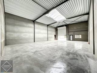 <strong>Benaderende bruto-AFMETINGEN:</strong> <br />265m² - b: 12,00m x d: 22,08m<br />Inclusief 2 private parkeerplaatsen!<br /><br /><strong><u>AFWERKING:</u> </strong><br />- stalen constructie<br />- gevelwanden in getrilde betonpanelen (27cm dik met 10cm PIR)<br />- scheidingswanden in gladde betonpanelen met dikte van 15cm, dienst doende als brandmuur<br />- geïsoleerde (3cm PXS) vloerplaat<br />- gepolierde en gewapende betonvloer (15cm)<br />- geïsoleerd (100mm PIR) plat dak bestaande uit geprofileerde staalplaten met centrale lichtstraat (dubbelwandige polycarbonaat platen, voorzien van rook -en warmteafvoer systeem)<br />- 1 geïsoleerde, elektrische sectionaalpoort (h: 4,5m; b: 4m), afzonderlijke aluminium inkomdeur met raam<br />- Buitenarmatuur boven de sectionaalpoort voorzien van digitale astronomische klok<br /><br /><strong>Deze units voldoen aan de veiligheidsnormen "Brandklasse C" (strengste normering), waardoor productie- en opslagactiviteiten mogelijk zijn!</strong><br /><br /><strong><u>NUTSVOORZIENINGEN:</u> </strong><br />Stadswater, regenwater, elektriciteit, aardgas en data. <br />De unit heeft een afzonderlijke teller en afvoer voor toilet en uitgietbak.<br /><br /><u><strong>LIGGING:</strong></u><br />Centrale ligging in West-Vlaanderen.<br />Op enkele honderden meters van N32 (Brugge-Roeselare)<br />Op enkele kilometers van autosnelwegen E403/E40.<br /><br /><u>* Bijzonderheden:</u><br />- Vermelde prijzen zijn exclusief btw, onroerende voorheffing, gemene kosten en verbruik nutsen.<br />- Onze referentie op <strong>www.centro-bedrijfsvastgoed.be</strong>: <strong>P0393-D3 </strong>of contacteer ons op <strong>050 70 01 02</strong>.
