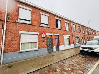 Deze instapklare woning is gelegen in een rustige buurt in Wervik en beschikt over een mooie, verzorgde tuin met extra berging.Indeling:Je komt...