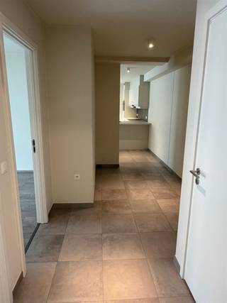 <p><span>LUXUEUS EN GOED ONDERHOUDEN APPARTEMENT 101M² MET 2 SLAAPKAMERS, 2 TERRASSEN EN ONDERGRONDSE GARAGE</span></p><p><span>1ste verdieping met lift - centrale ligging met vlotte bereikbaarheid via A12, N16 en N17</span></p><p><span> </span></p><p><span>Inkomhal / wc met handwas / ruime living met eetplaats en super-ingerichte open keuken (totale opp.: 42m²) met toegang tot terras (10m²) / berging met wasplaats / 2 slaapkamers (13m²; 11m²) (voorzien van kwalitatieve inmaakkasten) met toegang tot terras (10m²) / badkamer met dubbele wastafel, inloopdouche en wc.</span></p><p><span> </span></p><p><span>Grote ondergrondse garage / gemeenschappelijke fietsenberging / gratis fitness / restaurant / kapper / conciërge.</span></p><p><span>Gemeenschappelijke binnentuin.</span></p><p><span> </span></p><p><span>Appartement is voorzien raamdecoratie, lichtarmaturen en een warmtepomp lucht-lucht (airco) in de living.</span></p><p><span> </span></p><p><span>Lasten gemene delen: € 100 / maand (onderhoud gemene delen, gebruik lift en elektriciteit gemene delen) (jaarlijkse afrekening).</span></p><p><span>Lasten appartement: € 100 / maand (koud en warm water appartement en verwarming appartement) (jaarlijkse afrekening).</span></p><p><span> </span></p><p><span>Appartement is bewoonbaar door maximaal 3 personen.</span></p><p><span> </span></p><p><span> </span></p><p><span> </span></p>