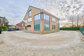 Multifunctionaal gebouw, gelegen op de hoek met de Diestersteenweg, in het centrum van Kermt, met 15 parkeerplaatsen. Dankzij de...