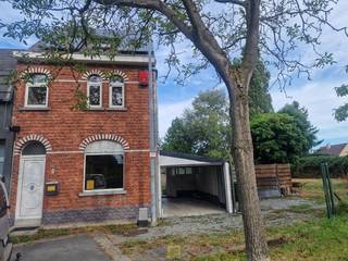Bent u op zoek naar een woning met bijkomende mogelijkheden? Dan verdient deze eigendom in de Hof te Vierenstraat 7 te Hofstade (Aalst) beslist uw aandacht. De woning wordt samen aangeboden met de aanpalende garage en een afzonderlijk perceel bouwgrond voor open bebouwing, waardoor dit een bijzonder interessant geheel vormt voor zowel gezinnen, investeerders als kandidaat-bouwers.<br />De woning is rustig gelegen in een doodlopende straat, langsheen een fietspad, en biedt een aangename combinatie van bereikbaarheid, privacy en wooncomfort. Bij het binnenkomen is er een inkomhal, een apart toilet, twee leefruimtes en aansluitend de keuken, gevolgd door de badkamer en een veranda met technische ruimte. De woning beschikt tevens over een droge kelder.<br />Op de eerste verdieping bevinden zich twee slaapkamers. Via één van de slaapkamers is er toegang tot de ingerichte zolderkamer, die zich uitstekend leent als bijkomende slaap-, hobby- of werkruimte. De woning beschikt over centrale verwarming op aardgas, heeft een conforme elektriciteitskeuring én is uitgerust met zonnepanelen! Met een <strong>EPC-label C</strong> is bovendien <strong>geen renovatieverplichting</strong> van toepassing.<br />Ook buiten heeft deze eigendom heel wat te bieden. De woning beschikt over een aangename tuin met tuinhuis, terwijl de aanpalende garage zorgt voor een praktische parkeer- en bergruimte.<br />En dan is er de bijzonder interessante extra troef: <strong>het aanpalende perceel bouwgrond, geschikt voor het realiseren van een open bebouwing</strong>. Dit perceel beschikt tevens over een recht van doorgang via de achtergelegen percelen, toegankelijk Heerlijkheidsstraat 37 te Hofstade (momenteel niet in gebruik). Deze combinatie van een bestaande woning met tuin, garage én een afzonderlijk bouwperceel biedt tal van mogelijkheden en maakt dit aanbod bijzonder interessant voor wie verder wil kijken dan een klassieke woning.<br />Een veelzijdige eigendom met toekomstperspectief, rustig gelegen in Hofstade en op korte afstand van Aalst.<br /><strong>Wonen, investeren of bouwen: hier komen verschillende mogelijkheden samen in één uitzonderlijk aanbod.</strong><br />