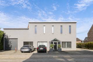 Dit ruime magazijn met kantoorruimte (999m²) en loft (187m²) biedt enorm veel potentieël voor wie op zoek is naar een handelsruimte/stockageruimte met woonst.<br /><br />Op het gelijkvloers vinden we de inkomhal/wachtruimte, 2 burelen, een showroom of multifunctionele ruimte en een ruime magazijnruimte met gladde betonvloer, lichtstraten en sectionale poort.<br /><br />De gerenoveerde loft (2007) met hoogwaardige afwerking is gelegen boven de magazijnruimte. Eens boven brengt de nachthal ons naar de ruime, lichtrijke woonkamer met open keuken die volledig voorzien werd van alle toestellen. Verder zijn er 2 ruime slaapkamers, een badkamer met dubbele wastafel, douche en bad, een aparte wasplaats, toilet en een ruim zonneterras.<br /><br />Bovendien werd het appartement volledig geïsoleerd en voorzien van een ventilatiesysteem, vloerverwarming, airco, een nieuwe condensatieketel en super isolerende ramen. <br /><br />Oppervlaktes:<br />- Loft: 187m²<br />- Terras: 70m²<br />- Kantoor: 61m²<br />- Magazijn/showroom: 938,5m²<br /><br />Voor het gebouw zijn 5 autostaanplaatsen voorzien.<br /><br />De vraagprijs voor dit magazijn met kantoorruimte en loft is €1.260.000.<br />Neem contact op met Nico via Nico@reds.be of 0478 012 012 voor een bezoek ter plaatse.