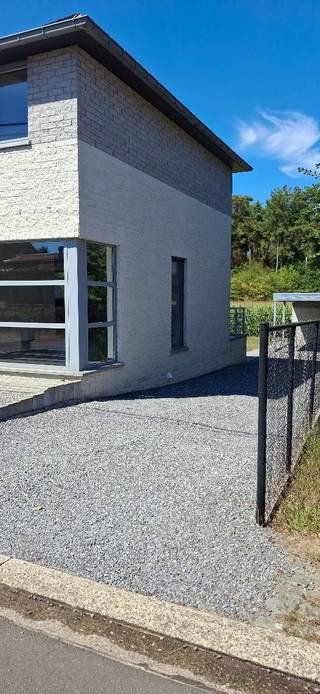 Te koop
Moderne halfopen bebouwing, gebouwd in 2006.
De woning beschikt over 3 slaapkamers en 2 toiletten wat zorgt voor comfort en ruimte.
De leefruimtes baden in natuurlijk licht dankzij de grote raampartijen, die voor een aangename sfeer
zorgen.
De nieuwe gasverwarming en een uitstekende EPC-score van B garanderen een laag energieverbruik. Buiten geniet u van een aangelegde voortuin en een praktische carport met berging die plaats biedt aan uw wagen. De woning is instapklaar en biedt een uitstekende basis voor een comfortabel gezinsleven. 
De woning kenmerkt zich door zijn neutrale afwerking en moderne uitstraling. De ruime inkomhal geeft toegang tot de verschillende vertrekken. De leefruimte is licht en luchtig , met een direct contact met de buitenruimte  De keuken is functioneel ingericht. Op de verdieping bevinden zich 3 slaapkamers en badkamer.