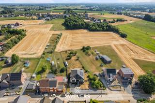 Voor meer info en foto’s, surf naar www.swevers.be – Instapklare open bebouwing op een rustige locatie in de Ketelstraat 7A te Zoutleeuw, omringd door velden en natuur, met winkels, scholen en belangrijke verbindingswegen binnen handbereik. Deze woning uit 1986 werd in 2022 en 2023 bijna volledig gerenoveerd en biedt een bewoonbare oppervlakte van 415 m² op een perceel van 15 are 50 centiare. Dankzij de warmtepomp, 16 zonnepanelen, thuisbatterij, driedubbele beglazing, vernieuwde elektriciteit, keuken en badkamer geniet je hier van hedendaags en energiezuinig wooncomfort. Op het gelijkvloers vind je een ruime leefruimte van ca. 40 m², een vernieuwde leefkeuken van 23 m² met toegang tot het terras, drie volwaardige slaapkamers en een moderne badkamer. De volledige onderkeldering van ca. 180 m² omvat een dubbele inpandige garage, technische ruimte, apart toilet en meerdere multifunctionele ruimtes, ideaal als hobby-, praktijk- of opslagruimte. De zolder van ca. 55 m² biedt extra mogelijkheden. De ruime tuin met noordoostelijke oriëntatie vormt een heerlijke plek om te genieten van rust, privacy en het omliggende groen. Openbaar vervoer ligt op 260 meter en winkels, scholen en horeca bevinden zich op ongeveer 2 kilometer. Een ideale woning voor wie veel ruimte, een instapklare afwerking en een rustige ligging in het groen wil combineren. Voor meer informatie, bel 011 255 155. Bron bewoonbare oppervlakte: EPC – verslag.