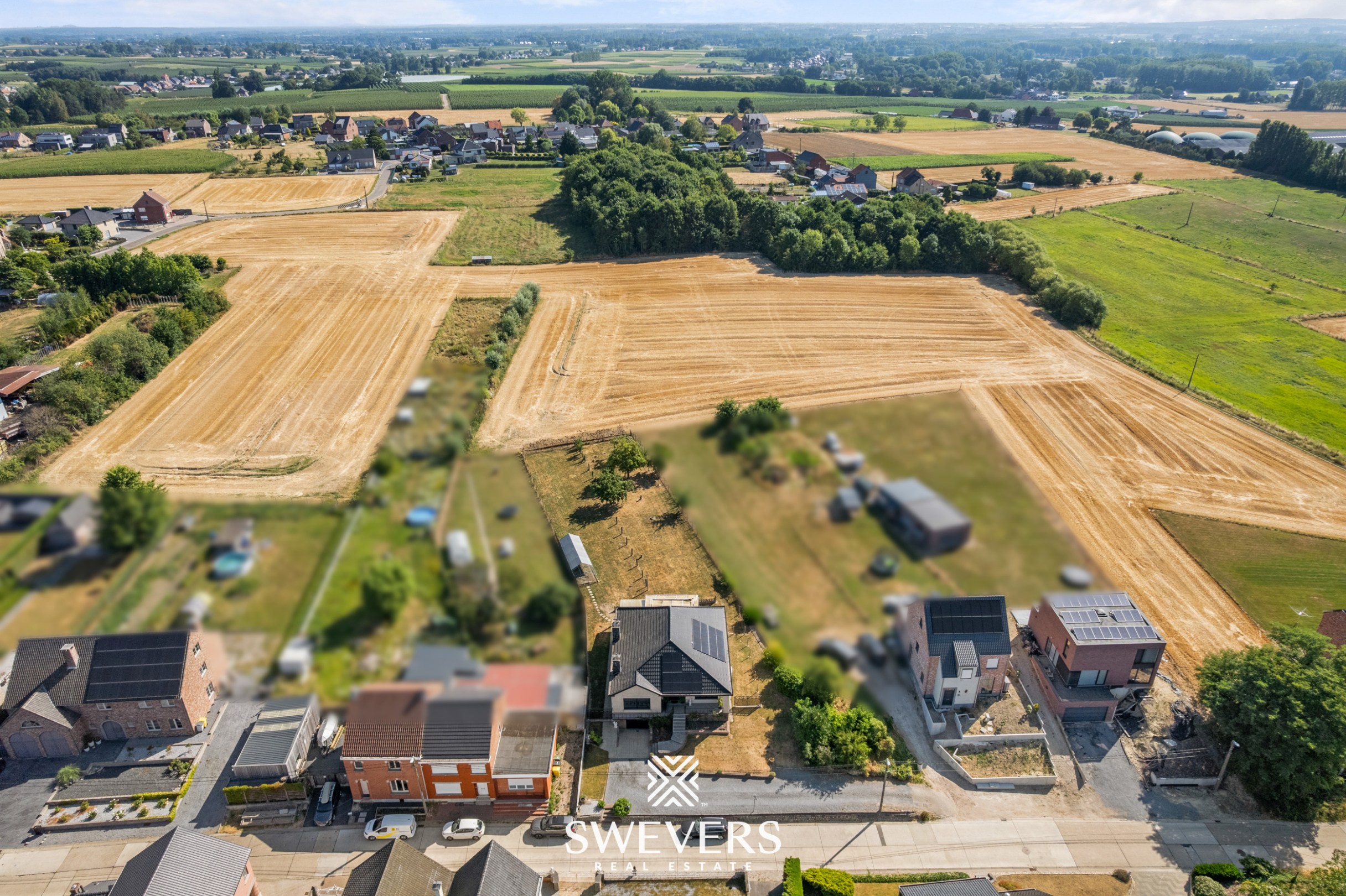 Ruime open bebouwing met 415 m² bewoonbare oppervlakte op 15a 50ca - foto 2