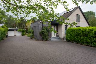 Ruime woning met landelijke ligging op 2.025m². Deze woning heeft een zeer ruime binnenoppervlakte, waaronder een grote bovenverdieping...