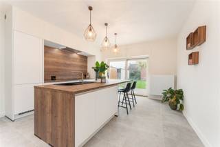 GERENOVEERDE WONING (EPC B) MET 4 SLAAPKAMERS EN ZONNIGE TUIN IN HARELBEKE!Doe een bod vanaf 299.000Richtprijs: 339.000Ben je op zoek naar jouw...