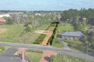 Centraal gelegen ruim perceel van 11a 47ca voor een halfopen bebouwing in groene omgeving Omgeving:+ Centraal en groen gelegen+ Op een boogscheut van...