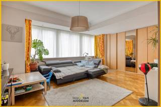 <strong>Immo Van Middelem verkoopt dit ideaal gelegen appartement (de gegeerde Belgica-wijk van Jette) in een goed onderhouden kleinschalige mede-eigendom. Op wandelafstand bevinden zich diverse scholen, supermarkten zoals Carrefour en Delhaize en meerdere lokale winkels. Het openbaar vervoer is vlot bereikbaar dankzij nabijgelegen tram- en bushaltes (o.a. tram 51 en 19), evenals het treinstation van Jette, wat zorgt voor een uitstekende verbinding met Brussel en de omliggende gemeenten. </strong><br /><br />De privatieve garage is verplicht te kopen samen met het appartement aan 30.000 €.<br /><br />De huidige indeling is als volgt:<br />- GLV: gemeenschappelijke inkomhal met trap, privatieve garage met vooraan berging voor o.a. moto en fietsen, achterste deel ingericht tot studio (niet-vergund) met toegang tot de tuin;<br />- 1STE VERDIEPING: inkomhal, woonkamer, open keuken met toegang tot terras, 2 slaapkamers, badkamer, WC en wasplaats.<br />- VERDIEP -1: 2 kelderruimtes.<br /><br />Achteraan de garage werd zonder vergunning een studio ingericht met aparte badkamer, toilet, keuken, woonkamer en slaapkamer. Deze ruimte kan niet worden geregulariseerd als studio en mag bijgevolg niet afzonderlijk worden verhuurd.<br /><br />Gemeenschappelijke lasten: ± €100 per maand (water en elektriciteit gemene delen, blokpolis, onderhouds- en herstellingswerken).<br />Er werd geen klassieke syndicus aangesteld, één van de mede-eigenaars beheert de kosten en bezorgt jaarlijks een afrekening aan de overige mede-eigenaars.<br /><br />Centrale verwarming op gas. Aparte tellers voor water, gas en elektriciteit.<br />EPC: 345kwh/m² - label F (UC:738593).<br />Elektriciteit niet conform.<br />Vrij mits inachtneming van huurder.