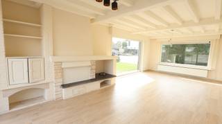 Deze aangename alleenstaande gelijkvloerse woning geniet van een rustige en vlot bereikbare ligging. Vanuit de woning zijn winkels, scholen, openbaar vervoer en belangrijke invalswegen gemakkelijk bereikbaar. <br /><br />De woning omvat een inkomhal die toegang biedt tot de lichtrijke woonkamer met aansluitend de keuken. De keuken is volledig geïnstalleerd en voorzien van een oven, keramische kookplaat, dampkap, spoeltafel en vaatwasmachine. Aansluitend is er een handige keukenberging.<br /><br />Via de nachthal bereiken we de drie slaapkamers, de badkamer en het afzonderlijke toilet. De badkamer werd volledig vernieuwd en beschikt over een badkamermeubel met dubbele wastafel en een ruime inloopdouche. Grenzend aan de badkamer bevindt zich nog een praktische berging, ideaal als wasplaats.<br /><br />Achteraan de woning bevinden zich de garage en een ruime extra berging.<br />Buiten beschikt de woning over een bijzonder ruime oprit langs de zijkant, waar maar liefst vier wagens kunnen worden geparkeerd. De tuin bevindt zich voornamelijk aan de voor- en zijkant van de woning. Aansluitend aan de woonkamer is er bovendien een gezellig terras, ideaal om buiten te genieten.<br /><br /><strong>TROEVEN</strong>:
<ul>
	<li>Volledig gelijkvloerse, alleenstaande woning</li>
	<li>3 slaapkamers</li>
	<li>Volledig vernieuwde badkamer</li>
	<li>Nieuwe keukenapparatuur</li>
	<li>Ruime oprit voor meerdere wagens</li>
	<li>Tuin aan de voor- en zijkant</li>
	<li>Aansluitend aan de woonkamer een gezellig terras</li>
	<li>Overal dubbele beglazing met rolluiken</li>
	<li>Centrale verwarming op aardgas</li>
	<li>Regenwater aanwezig, 10.000 liter</li>
	<li>Volledig opnieuw geschilderd en voorzien van verlichting</li>
	<li><strong>Onmiddellijk beschikbaar</strong>! </li>
</ul>
Een gezellige en praktische woning met een aangename buitenruimte, ideaal voor wie op zoek is naar comfortabel en volledig gelijkvloers wonen in Roeselare.<br /><br /><u>Wenst u graag een bezoek aan instapklare gelijkvloerse woning?</u> <br />Surf naar <u>www.dicasa.be</u>, open de pagina van deze woning en vul via de knop 'Bezoek aanvragen' een kort profiel in.<br />Vervolgens nemen wij contact met u op om een bezoek in te plannen. Telefonisch kunnen geen afspraken worden gemaakt.