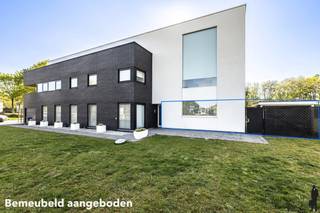 <strong>Huurprijs 1.500 EUR per maand </strong><br /><strong>+ 100 EUR per maand voor de ondergrondse autostaanplaats en berging </strong><br /><strong>+ 95 EUR per maand gemeenschappelijke kosten <br />Kosten plaatsbeschrijving 50/50 te betalen door huurder en verhuurder</strong><br /><strong>Beschikbaar: onmiddellijk</strong><br />
<p><strong>VOOR DIT EIGENDOM KAN U ZELF EEN BEZOEK INPLANNEN VIA ONZE WEBSITE: www.deboerenpartners.be</strong><br />Als u in aanmerking komt voor dit eigendom, kan u zelf een bezoekmoment selecteren. Om wille van het grote aantal aanvragen, kunnen verzoeken via Immoweb, Spotto of Immoscoop niet behandeld worden. Enkel kandidaturen van onze website, inclusief documentatie en motivatie, komen in aanmerking. Als u moeilijkheden ondervindt met het invullen van de kandidaatstelling, aarzel dan niet om ons te contacteren voor hulp en ondersteuning.</p>
<span>Beschrijving van het appartement:<br /></span>U betreedt dit gelijkvloers, bemeubeld appartement via de inkomhal met apart gastentoilet. Vervolgens komt u in de ruime en lichtrijke leefruimte met open keuken, die volledig is uitgerust met alle nodige toestellen en hedendaags comfort.<br /><br />Aansluitend aan de keuken bevindt zich een praktische berging. Dankzij de grote raampartijen geniet u van een aangename natuurlijke lichtinval en heeft u directe toegang tot de tuin, waar u in alle rust kan genieten van het open uitzicht. Er is bovendien een handig schuurtje aanwezig voor het opbergen van tuinmateriaal.<br /><br />Via de nachthal bereikt u twee ruime slaapkamers, een derde kamer (ideaal als bureau of dressing) en de moderne badkamer, voorzien van alle comfort.<br /><br />Bij het appartement hoort een ondergrondse autostaanplaats en een kelderberging. Daarnaast is er voor het appartement extra parkeergelegenheid voorzien.<br /><br /><span><span>Bijzonderheden:<br /></span></span>- Bemeubeld appartement<br />- Gelijkvloers<br />- Lift aanwezig<br />- Tijdelijke huurovereenkomst (+/-2 jaar)<br />- Ondergrondse autostaanplaats en kelderberging