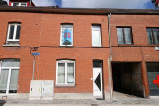 <b>RUIME RIJWONING </b>met <strong>4 slaapkamers</strong> en <strong>2 livings</strong>, voorzien van<strong> meerdere badkamers,</strong> een <strong>gezellige stadstuin</strong>, centraal gelegen in de <strong>stadsrand</strong>, uitstekend bereikbaar en met alles op <strong>wandelafstand</strong>. <br /><br /><strong>RUIME KAMERS en EEN EXTRA ZOLDERVERDIEPING</strong> <br /><br />Een interessante woning met 2 verdiepingen waarbij er op elke verdieping 2 slaapkamers en een badkamer zijn voorzien. Dit maakt het dan ook een zeer geschikte woning voor een groot gezin.<br /><br /><strong>GARAGE</strong><br /><br />De woning heeft geen garage maar u kan een garagebox huren aan 50 € per maand, gelegen op enkele passen van de woning.<br /><br /><strong>GELIJKVLOERS</strong><br /><br />- inkomhal<br />- ruime living<br />- grote eetkeuken<br />- tweede living of veranda <br />- overdekt terras <br />- ruime tuin met berging<br />- badkamer voorzien van wc, lavabo met spiegelkast en verwarming<br />- kelder<br /><br /><strong>EERSTE VERDIEPING<br /></strong><br />- nachthal <br />- badkamer voorzien van WC, douche en lavabo<br />- 2 ruime slaapkamers<br /><br /><strong>ZOLDERVERDIEPING</strong><br /><br />- nachthal <br />- badkamer voorzien van WC en lavabo met spiegelkast en verwarming<br />- 2 slaapkamers met veluxramen<br /><br /><strong>Voor meer info en een bezoek ter plaatse, neem contact op met ons kantoor 012 744 844 of info@goed-gevonden.be</strong>