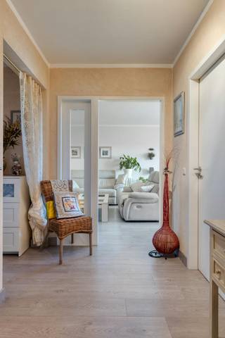 Indeling:Verdieping 7:- inkomhal voorzien van een vestiairehoek- woon- en eetkamer (26m²)- terras met panoramisch uitzicht (11m²)- uitgeruste keuken met een aansluitende berging- apart toilet- slaapkamer 1 (15m²)- slaapkamer 2 (11m²)- badkamer voorzien van een lavabo en badVerdieping -1:- privatieve kelderberging- privatieve autostaanplaats verplicht bij aan te kopen voor €17.000,00Bijzonderheden:- netjes onderhouden gebouw met lift- uitstekende EPC-score- volledig asbestveilig- ruim terras met panoramisch uitzicht- rustige doch centrale ligging tussen Wilrijk en Hoboken, met winkels, parken, scholen en openbaar vervoer in de directe omgevingBent u geïnteresseerd in dit appartement te koop in Hoboken? Aarzel dan niet om contact met ons op te nemen via janice.racaj@dewaele.com of op 03 206 76 73.Wenst u uw eigendom ook te koop of te huur te stellen? We helpen u graag verder.Steeds tot uw dienst om u verder te helpen met al uw vragen over vastgoed!Bestuursmaatregelen in het maatregelenregister: nee