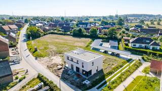 Op de voormalige brouwerijsite Appelmans realiseren we deze moderne halfopen woningen waar hedendaags comfort en een warme thuis centraal staan. Je woont hier in het hart van de gezellige dorpskern van Sint-Martens-Bodegem, met winkels, scholen en openbaar vervoer vlakbij. Tegelijk geniet je van een vlotte verbinding naar Brussel via de E40 en de Brusselse Ring. In Dilbeek ervaar je elke dag de rust van een groene omgeving, met natuur en charme om de hoek.
De woningen zijn doordacht ingedeeld en heel lichtrijk. De open leefruimte met keuken vormt het hart van het huis, aangevuld met een praktische berging, drie comfortabele slaapkamers. De badkamer is volledig uitgerust met bad, inloopdouche en dubbele wastafel, en ook boven is er een extra toilet voorzien. Buiten nodigt de zuidgerichte tuin uit om te ontspannen en te genieten van elk seizoen. Dankzij de combinatie van een warmtepomp, vloerverwarming en zonnepanelen woon je bovendien bijzonder energiezuinig (E10).
Neem gerust contact met ons op voor meer informatie en ontdek alle mogelijkheden. Een kijkje nemen? Je vindt de locatie ter hoogte van Wolsemstraat 117.