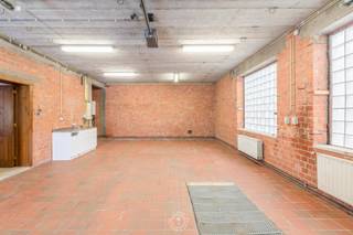 Deze eigendom is gelegen op een uitzonderlijk groot perceel van 3.262 m² in een rustige omgeving, met een unieke troef: twee ruime garages...