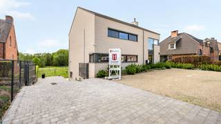 Op een perceel van maar liefst 3.947 m² bevindt zich deze hoogwaardige, moderne recente woning die ruimte, privacy en kwaliteit perfect...