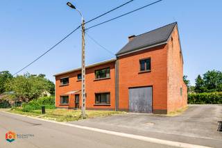 Op een uitstekende, rustige locatie in Tremelo bevindt zich deze ruime woning met 5 slaapkamers op een perceel van 1655 m². U bevindt zich hier volledig in het groen, toch vlakbij supermarkten, scholen, het openbaar vervoer, de golf en het centrum van Keerbergen. Deze woning is meteen instapklaar en beschikt momenteel over een bewoonbare oppervlakte van 295 m² met naastgelegen af te werken unit van ± 180 m².<br /><br />We betreden de woning via de inkomhal met vestiaire en gastentoilet. De leefruimte geniet van veel lichtinval door de grote raampartijen, waarbij de zithoek is uitgerust met een gezellige open haard . Aansluitend bevindt zich de keuken dewelke is voorzien van de voornaamste toestellen. Het gelijkvloers omvat verder een aparte kantoorruimte, een lichtrijke veranda en een wasplaats/berging, die ook voorzien is van een toilet, lavabo, douche en sauna. Via de nachthal bereiken we 5 slaapkamers en de badkamer voorzien van lavabo, ligbad en toilet.<br /><br />Het bijgebouw aan de rechterzijde beschikt nog over twee inpandige garages en biedt overigens extra opbergruimte. Dit gedeelte (± 180 m²) biedt nog veel potentieel. Het perceel is volledig omheind en beschikt over een mooie tuin met ruim terras. Deze groene buitenruimte vormt de ideale plek om te ontspannen en volop te genieten van het buitenleven.<br /><br />Bijzonderheden:<br />- 5 slaapkamers<br />- Perceeloppervlakte van 1655 m²<br />- Mogelijkheid voor zelfstandige activiteit