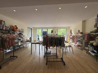 <p>Op zoek naar de ideale locatie voor uw zaak, winkel of praktijk? </p><p>Ontdek deze commercieel uitstekend gelegen ruimte van 90 m² in het levendige dorpscentrum van Astene.</p><p></p><p>Deze veelzijdige handelsruimte biedt tal van mogelijkheden en beschikt over een lichtrijke open ruimte van 71 m², ideaal voor een winkel, kantoor of praktijk. Daarnaast is er een praktische berging met spoelbak en een apart toilet aanwezig voor extra comfort.</p><p></p><p>Een grote troef is de parkeergelegenheid vlak voor de deur, wat zorgt voor een vlotte bereikbaarheid voor klanten.</p><p>De ruimte bevindt zich op een toplocatie nabij de N43 (Kortrijksesteenweg), de drukke verbindingsweg tussen Gent en Kortrijk, in het historische en bruisende hart van Astene. </p><p>Bovendien bereikt u de E17-oprit in minder dan 5 minuten, wat een uitstekende bereikbaarheid garandeert.</p>