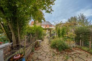 Deze woning is centraal gelegen op wandelafstand van de winkels langs de Maalse Steenweg, wandel-/fietsafstand van centrum Brugge, vlakbij scholen,…<br /><br />De woning bijzonder degelijk opgebouwd met betonnen tussenverdiepingen en is ingedeeld in:<br />Ondergronds: kelder en kruipkelder.<br />Gelijkvloers: inkom, leefruimte met bureauhoek, zithoek met gascassette, eetplaats, open keuken met eiland, hardsteen werkblad, gasfornuis. Verder is er een wasberging met toegang tot de tuin en ook een garage.<br />Eerste verdieping: 3 ruime slaapkamers, mogelijkheid tot dressing, badkamer (inloopdouche, toilet, lavabo) en vaste trap naar tweede verdieping.<br />Tweede verdieping: polyvalente, geïsoleerde zolder met mogelijkheid tot 2 extra slaapkamers. De veluxramen werden reeds vervangen.<br /><br />Buiten: oprit, aangeplante voortuin en achtertuin met terras, verschillende zones én GEMETSELD BIJGEBOUW met houtkachel: ideaal als hobbyruimte,…<br /><br />Contacteer Bonne Vastgoed 7 op 7 via 050/73.73.73 of info@bonnevastgoed.be voor meer info of bezoek.<br /><br />