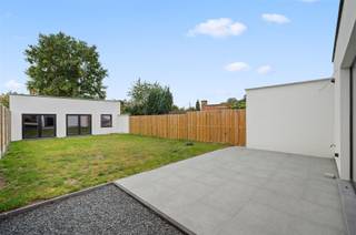 Geniet van de luxe om voor uw woning te parkeren, maar ook die van een polyvalent mooi gebouw achteraan de omheinde tuin, met wachtbuis naar...