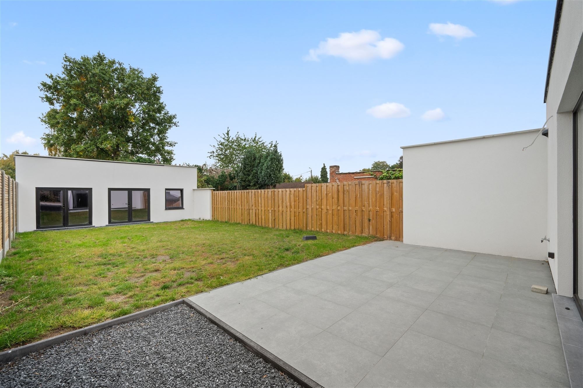 Halfopen bebouwing met 4 kamers, bureel en bijgebouw - foto 2