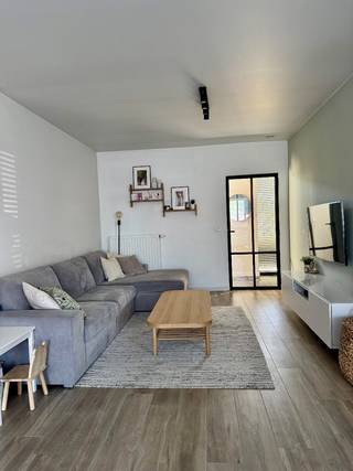 <p>Instapklare woning in centrum Lichtervelde</p><p>KIJKDAG ZATERDAG 31/10.</p><p>Deze gesloten woning, in pastoriestijl, is gelegen in een doodlopende en kindvriendelijke woonwijk te Driekoningen Lichtervelde. De woning is rustig gelegen en toch heel dicht bij het centrum waardoor alles op wandelafstand te bereiken is. Bovendien is er een vlotte verbinding met de belangrijkste invalswegen en het openbaar vervoer.</p><p>Via de lichtrijke inkomhal kom je binnen in de open leefruimte, die naadloos aansluit op de uitgeruste keuken met keukeneiland. Vanuit de keuken heb je rechtstreeks toegang tot zowel de inpandige garage, waar een wasplaats is voorzien, als de tuin.</p><p>Op de eerste verdieping bevinden zich drie slaapkamers (waarvan 1 met dressing) en een badkamer uitgerust met wastafel, douche en bad.</p><p>Daarnaast beschikt de woning over twee afzonderlijke toiletten: één op het gelijkvloers en één op de eerste verdieping.</p><p>Er is een zeer ruime zolder die toegankelijk is via een opvouwbare zoldertrap en zorgt voor extra bergruimte.</p><p>De onderhoudsvriendelijke tuin is volledig afgesloten en beschikt over een terras.</p><p>Een grote troef is de recent (zomer 2026) geïnstalleerde airco op de eerste verdieping die ervoor zorgt dat de hele woning aangenaam aanvoelt in de zomer.</p><p>Andere troeven: EPC A, zonnepanelen, regenput van 10.000L, bouwjaar 2018 en vooral instapklaar!</p><p>De woning is beschikbaar in het najaar 2027.</p><p>Interesse? Plan dan een bezoek tijdens de kijkdag via tel. of</p><p>Gelieve geen contact op te nemen indien u een immo- of vastgoedkantoor vertegenwoordigt.</p>