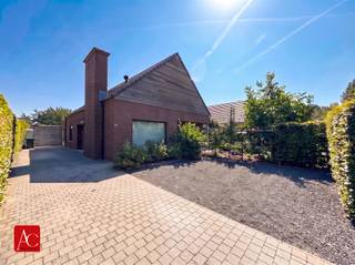 <p><span><strong>Knap gerenoveerd, vrijstaand en rustig gelegen nabij de Stekense Vaart.</strong></span></p><p><span>Deze woning is een zeldzame kans voor wie een combinatie van een villa en bungalow zoekt. Dankzij de twee slaapkamers en badkamer op de gelijkvloerse verdieping, kijk je hier naar een woning die een leven lang dienst kan doen. </span></p><p><span>De woning verwelkomt je via een <strong>inkomhal</strong> met trap en <strong>gastentoilet</strong>, waarna je doorloopt naar de <strong>ruime en lichtrijke woonkamer</strong>. Hier vormen de <strong>zithoek met inbouwhaard</strong> en de <strong>eetplaats met royale lichtinval</strong> één vloeiend geheel. De <strong>halfopen, smaakvol ingerichte keuken</strong> sluit hierbij perfect aan. De directe toegang tot het <strong>aangelegd terras</strong> is een mooie troef voor wie graag buiten dineert<strong>.</strong></span></p><p><span>Op het <strong>gelijkvloers</strong> vind je bovendien <strong>twee volwaardige slaapkamers</strong>, een <strong>bureau</strong>, een <strong>moderne badkamer</strong> met douche en lavabo, én een <strong>grote berging/wasplaats</strong>. Alles praktisch, logisch en toekomstgericht ingedeeld.</span></p><p><span>Buiten wordt het pas echt indrukwekkend: een <strong>mooi aangelegd terras</strong>, een <strong>groot zwembad</strong>, een <strong>poolhouse/tuinberging</strong>, een <strong>moestuin</strong>, én <strong>parking voor minstens vier wagens</strong>. </span></p><p><span>De tuin is ontworpen voor wie graag buiten leeft, vrienden ontvangt en geniet van rustige avonden tot zomerse poolparty's. En dat op een onderhoudsvriendelijke manier!</span></p><p><span>De <strong>eerste verdieping</strong> telt <strong>drie slaapkamers</strong>, waarvan één met een <strong>inloopdressing en zicht op de achtertuin</strong>. De <strong>grote badkamer</strong> is een parel. Voorzien van een <strong>ligbad</strong>, <strong>inloopdouche</strong>, <strong>dubbel lavabomeubel</strong> en <strong>toilet</strong>. Alles afgewerkt in een moderne, tijdloze stijl.</span></p><p><span>Met een <strong>uitstekende staat van renovatie en de rustige ligging</strong> is dit een thuis die zowel praktisch als luxueus aanvoelt. </span></p><p><span>Een woning die klaarstaat voor wie ruimte, kwaliteit en een uitzonderlijke buitenbeleving zoekt in Stekene / Klein-Sinaai.</span></p><p><span>Mis deze kans niet en schrijf u snel in voor het komende bezoekmoment!</span></p><p><br /> </p>