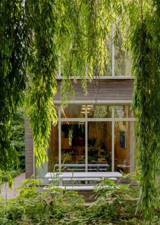 In het hart van Herzele nabij oprit E40 & openbaar vervoer, biedt Delestré Immo u een 100 % instapklaar kantoor te koop aan dat uitblinkt in duurzaamheid en architecturale finesse. Het gebouw is uitgerust met twee volledig uitgeruste keukens, modern sanitair, archiefkelder, tuin en meerdere vergaderzalen. Binnenin heerst een gevoel van openheid en licht. Bij binnenkomst betreed je een royale ontvangsthal die naadloos overgaat in een discrete vergaderruimte. Afzonderlijk sanitair aanwezig. De gelijkvloerse verdieping is ingericht volgens het open desk-concept.
Hoge plafonds en grote ramen creëren een ruimtelijk gevoel en zorgen voor een natuurlijke verbinding met de tuin, die het geheel een extra dimensie geeft. Op de bovenverdieping bevindt zich opnieuw een open ruimte met tal van mogelijkheden: van extra werkplek tot een inspirerende lounge of potentieel voor bewoning of creatieve zone. Een volledig uitgeruste keuken en een professioneel serverlokaal maken het gebouw klaar voor digitale uitdagingen. Tot slot beschikt het pand over een ruime archiefkelder, perfect voor al uw opslagbehoeften en een tuin.
De technische uitrusting is tot in de puntjes verzorgd, met een duidelijke focus op energie-efficiëntie en toekomstgerichte oplossingen. Wat dit pand extra bijzonder maakt, is de optie om het een woonfunctie te geven. Hierdoor ontstaat de kans om een unieke combinatie van wonen en werken te realiseren, zonder in te boeten op ruimte of uitstraling. Of je nu een onderneming runt of als particulier op zoek bent naar een karaktervolle plek met een twist, dit pand in Herzele biedt een zeldzame gelegenheid om iets buitengewoons in handen te krijgen. PLANNEN AANWEZIG. RUIME PARKEERGELEGENHEID VOOR DE DEUR.
Droge kelder aanwezig.