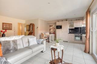 Ben je op zoek naar een instapklaar en goed onderhouden appartement op een centrale locatie in Roeselare? Dan is dit appartement in Residentie "HUVO" precies wat je zoekt!<br /><br /><strong>Ligging: </strong>Dit appartement bevindt zich in het centrum van Roeselare, met winkels, horeca en openbaar vervoer op wandel- en fietsafstand. Dankzij de vlotte verbinding met de E403 geniet je van een uitstekende bereikbaarheid. Een ideale ligging voor wie centraal wil wonen met alle voorzieningen binnen handbereik.<br /><br /><strong>Indeling van het appartement:</strong><br />Het appartement is gelegen op de tweede verdieping en biedt een praktische en ruime indeling.<br />Via de inkomhal kom je in de lichtrijke woonkamer met open keuken, waar je rechtstreeks toegang hebt tot het terras aan de straatzijde.<br />Verder beschikt het appartement over een apart gastentoilet, een badkamer met ligbad en lavabomeubel, en twee volwaardige slaapkamers, waarvan één voorzien is van ingebouwde kasten. Vanuit één van de slaapkamers bereik je het achterste terras.<br />Daarnaast is er een afgesloten garagebox achter het gebouw, optioneel aan te kopen voor €25.000.<br /><br /><strong>Technische eigenschappen:</strong> 
<ul>
	<li>Centrale verwarming op aardgas.</li>
	<li>PVC-ramen met dubbele beglazing.</li>
	<li>EPC-label B - energiezuinig wonen.</li>
	<li>Gebruik van kwalitatieve materialen.</li>
	<li>Kleine, goed onderhouden residentie met lift.</li>
</ul>
<strong>Extra troeven:</strong>

<ul>
	<li>Instapklaar en uitstekend onderhouden appartement.</li>
	<li>Op maat gemaakte ingebouwde kasten zorgen voor extra comfort.</li>
	<li>Ruime, afgesloten garagebox achter het gebouw met extra opbergruimte.</li>
	<li>Centrale ligging in het hart van Roeselare.</li>
	<li>Terras aan zowel voor- als achterzijde.</li>
</ul>
<strong>Interesse?</strong> Laat deze kans niet voorbijgaan! Neem contact op met ons kantoor voor meer informatie of om een vrijblijvend bezoek in te plannen via 051/201 400.