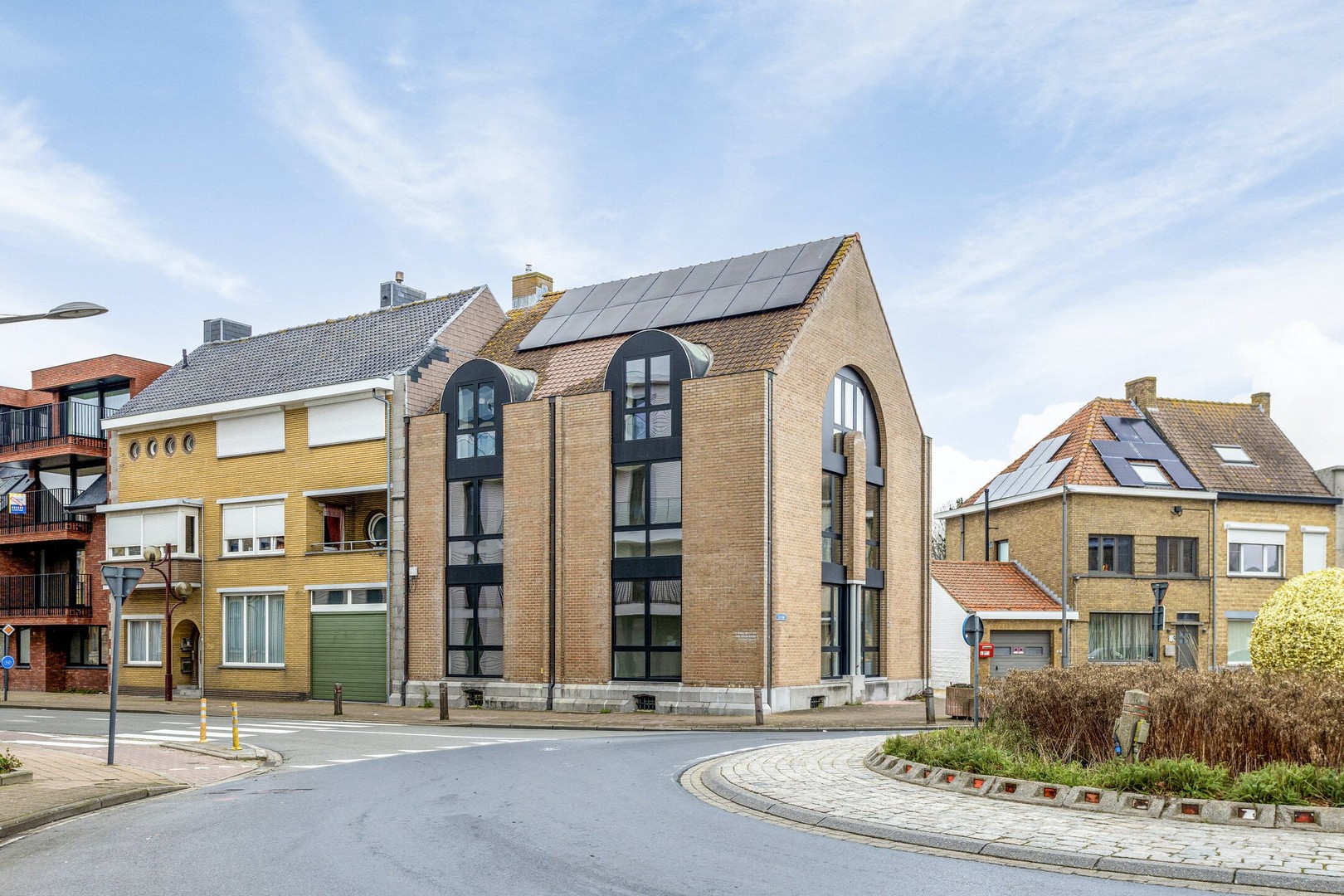 Gerenoveerd kantoorgebouw te koop in het centrum van Veurne. - foto 2