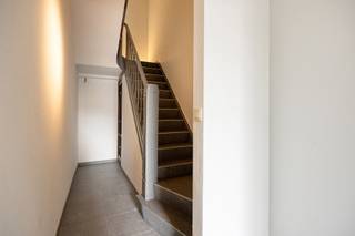 In een kleinschalig appartementsgebouw met slechts drie entiteiten bevindt zich op de tweede verdieping dit instapklare appartement, klaar om zijn nieuwe eigenaar te verwelkomen. <br /><br />De combinatie van veel natuurlijke lichtinval, een praktische indeling en een verrassend ruim terras maakt dit een bijzonder aangename woonplek voor starters, alleenstaanden of investeerders die op zoek zijn naar een zorgeloze aankoop.<br /><br />Via de inkomhal met privatief trapgedeelte kom je binnen in de lichtrijke leefruimte met open keuken. Een warme, open ruimte die meteen een gevoel van thuis geeft en die je eenvoudig naar eigen smaak kan inrichten. Verder is er een slaapkamer en een badkamer met douche en toilet. <br /><br />Aan de achterzijde ligt het ruime terras van maar liefst 24 m². Een echte troef waar je in alle rust kan genieten en met gemak een gezellige zitplaats met lounge en eettafel kan creëren.<br /><br />Ook de ligging scoort sterk. Winkels, scholen, de bakker, horeca, bushaltes en het station bevinden zich op wandelafstand. <br /><br />Achteraan het gebouw beschik je bovendien over een autostaanplaats met exclusief gebruiksrecht.<br /><br />Kortom: een ideale starterswoning, een compacte maar volwaardige thuis met veel licht en een ruime buitenruimte, of een interessante investering op een centrale en vlot bereikbare locatie.<br /><br />Extra troeven: <br />– Volledig gerenoveerd in 2010 <br />– Veel natuurlijke lichtinval <br />– Ruim terras van 24 m² <br />– Geen gemeenschappelijke kosten<br />– Autostaanplaats met exclusief gebruiksrecht <br />– Elektrische keuring conform <br />– Centrale ligging nabij alle dagelijkse voorzieningen <br />– Interessant als starterswoning of investering<br /><br />Benieuwd of dit lichtrijke appartement jouw volgende thuis of investering wordt? Contacteer ons vandaag nog voor een bezoek en ontdek het zelf!<br /><br />Alle relevante attesten en documenten kan u downloaden onderaan de omschrijving van het pand op onze website: www.jamar.immo. Verdere informatie is beschikbaar op aanvraag.
