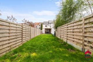 <p><strong>Ben je op zoek naar een gerenoveerde woning met 2 slaapkamers, inpandige (en hoge) garage met opslag- of hobbyruimte én zuidwest georiënteerde tuin nabij het centrum van Aalst? Gevonden!</strong><br />Nabij het centrum van Aalst vind je deze volledig gerenoveerde en meteen instapklare woning, waar ruimte, comfort en een uitstekende bereikbaarheid mooi samenkomen. De ligging is zonder twijfel een grote troef: openbaar vervoer, scholen en winkels bevinden zich op korte afstand en ook de aansluiting naar belangrijke verbindingswegen is bijzonder vlot. De woning onderging in 2022 grondige renovaties. Zo geniet je van een gunstig EPC-label B dankzij onder meer 20 cm dakisolatie, muurisolatie met crepi en een condensatieketel (2022). Ook de elektriciteit is conform tot 2047 en de woning beschikt over een asbestveilig attest, mede doordat het dak ondertussen vernieuwd werd. <br />Op het gelijkvloers bevindt zich een hoge inpandige garage die ruim genoeg is als werkplaats, atelier of bureauruimte, aangevuld met een praktische berging en wasplaats. Achteraan wacht een overdekt terras en een grote, afgesloten tuin waar je in alle rust kan genieten. Via de inkomhal bereik je de eerste verdieping met een lichtrijke woonkamer, eetkamer, aparte ingerichte keuken en een moderne badkamer met douche. Op de tweede verdieping bevinden zich twee slaapkamers. Ben je op zoek naar een instapklare woning op een centrale ligging in Aalst waar je zonder zorgen je intrek kan nemen? Contacteer ons dan snel voor een bezoek!</p>