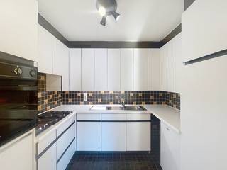 Discover this bright and ready-to-move-in apartment in Ostend, with a breathtaking view of the harbor. Located on the fifth floor of a...