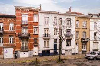 <p><span>Spacieuse et lumineuse maison unifamiliale alliant charme authentique et confort moderne</span></p><p><span>Cette élégante et spacieuse maison unifamiliale séduit par la parfaite harmonie entre éléments de caractère et confort contemporain. Grâce à sa disposition fonctionnelle, ses volumes généreux et sa luminosité remarquable, cette propriété constitue un cadre de vie idéal pour les familles à la recherche d'espace et de qualité de vie.</span></p><p><span>Le hall d'entrée mène vers un agréable espace de vie baigné de lumière. Le rez-de-chaussée se compose d'un séjour chaleureux prolongé par une vaste salle à manger ainsi qu'une cuisine entièrement équipée. Celle-ci donne accès à une agréable terrasse, parfaite pour profiter de moments de détente en extérieur.</span></p><p><span>Un demi-niveau accueille une salle de bains équipée dune baignoire, d'un lavabo et de toilettes.</span></p><p><span>Le premier étage dispose de deux chambres spacieuses et confortables. Le deuxième étage est entièrement dédié à une superbe suite parentale comprenant une chambre, un dressing sur mesure ainsi qu'une salle de bains privative, garantissant confort et intimité.</span></p><p><span>Le troisième étage, partiellement aménagé sous toiture, offre encore deux chambres supplémentaires ainsi qu'une troisième salle de bains équipée dune douche, d'un lavabo et de toilettes, idéale pour une grande famille, un espace bureau ou des chambres d'amis.</span></p><p><span>La maison bénéficie également dune cave pratique avec buanderie ainsi que d'un garage permettant le stationnement de deux véhicules en enfilade.</span></p><p><span>Sur le plan énergétique et technique, le bien présente d'excellentes performances grâce à un PEB favorable, du double et triple vitrage, un adoucisseur d'eau, une chaudière gaz à condensation et une isolation récente de la façade arrière.</span></p><p><span>La situation constitue un atout majeur : la maison est idéalement située à proximité des institutions européennes, des transports en commun, des grands axes routiers et de nombreux espaces verts.</span></p><p><span>Une opportunité rare pour les amateurs de volumes, de confort et de caractère, au coeur d'un environnement stratégique.</span></p>