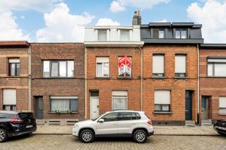 In een rustige straat in het hart van Wilrijk vind je deze ruime woning met vier slaapkamers, kelder en gezellige stadstuin terug. Een huis...