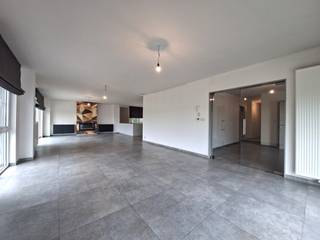 <p>Topo-Immo biedt u dit uitzonderlijk ruim en met zorg afgewerkt appartement te huur aan.</p><p> </p><p>Deze woonst bereik je via een aparte inkom, waardoor privacy en rust verzekerd is. Het appartement zelf omvat een inkomhal, een leefruimte met een indrukwekkende oppervlakte van 54 m² met aansluitend een volledig uitgeruste open keuken van 27 m². De handige wasplaats naast de keuken biedt extra opbergmogelijkheden. Het appartement telt drie slaapkamers van respectievelijk 17,5 m², 15,5 m² en 18 m². Er zijn twee badkamers: één met bad (10 m²) en één met douche (5 m²). Verder is er nog een berging van 5,5 m². Achteraan geniet u van een terras van 25 m², perfect om buiten te vertoeven zonder de drukte van een tuin te moeten onderhouden.</p><p> </p><p> Het pand heeft een EPC-label A met een score van 89 kWh/m² en is dus uiterst energiezuinig. Er is geen lift aanwezig, maar u beschikt wel over een voldoende parkeergelegenheid. Het appartement is onmiddellijk beschikbaar.</p><p> </p><p>De ligging langs de Ninoofsesteenweg zorgt voor een vlotte verbinding richting Ninove, Aalst en de invalswegen naar Brussel. Winkels, scholen en openbaar vervoer bevinden zich allemaal op korte afstand, wat dit een praktische uitvalsbasis maakt voor wie zowel landelijke rust als votte bereikbaarheid belangrijk vindt.</p>