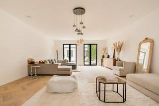 Een verborgen parel met karakter, ruimte en pure beleving (nieuwbouw met 4 slaapkamers).Achter deze gevel, op een opvallend rustige locatie en toch...