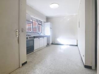 Deze grote half-open bebouwing , ligt op een totale oppervlakte van 600m², op wandelafstand van het centrum van Staden en dus dicht bij openbaar vervoer, winkels, .. <br />De woning dient gerenoveerd te worden, en geeft je dus de kans om er zeker je eigen touch aan te geven!<br />Door de grootte en de vele ruimtes in de woning, kan je deze woning naar eigen wensen verbouwen tot een hele leuke gezinswoning! <br />Extra troeven van de woning : <br />- grote achterliggende tuin<br />- gemetselde losstaande garage extra<br />- zeer ruime woning met tal van mogelijkheden<br />-overzolderd en onderkelderd<br />Meer info of een vrijblijvend bezoek aan deze woning, contacteer ons vrijblijvend !<br />EPC 695kwh/m²jaar, Label F (energetische renovatieverplichting)