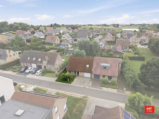 In een <strong>rustige én kindvriendelijke wijk</strong> nabij het centrum van Zonnebeke vindt u deze halfopen woning. Het pand werd gebouwd in <strong>2001</strong> en vraagt opfrissingswerken. De eigendom beschikt over een EPC B ofwel 177 kWh/(m² jaar). In onderstaande wordt de indeling toegelicht alsook enkele kenmerken.<br /><br /><strong>Indeling van het pand </strong>
<ul>
	<li>Gelijkvloerse verdieping: inkomhal met gastentoilet (8 m²), woon- en eetkamer met open keuken (44 m²). Aansluitend hebben we de garage (32 m²) met rechtstreekse toegang tot de tuin. </li>
	<li>Eerste verdieping: nachthal (10 m²), apart toilet (2 m²), badkamer (9 m²) en 3 slaapkamers (13 - 12 - 9,5 m²). </li>
	<li>Tweede verdieping: zolder (bereikbaar via een zolderluik met uitschuifbare trap).</li>
</ul>
<br /><strong>Extra kenmerken </strong>

<ul>
	<li>Zuidgerichte tuin met vijver en buitenberging</li>
	<li>Regenwaterput van 10.000L </li>
	<li>18 zonnepanelen </li>
	<li>...</li>
</ul>
<br />Benieuwd naar meer? <br />Link: https://youtube.com/shorts/lBcc3nPYfV8?feature=share<br /><br /><strong>Meer informatie of een vrijblijvend bezoek? </strong><br />Contacteer Minthus op 057 468 333 of mail info@minthus.be