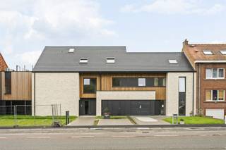 <p>Ontdek dit prachtige nieuwbouwappartement, gelegen op een steenworp afstand van alle voorzieningen: winkels, scholen, openbaar vervoer en belangrijke invalswegen.<br /><br />Gelegen op de eerste verdieping biedt dit lichtrijke appartement een bewoonbare oppervlakte van ongeveer 70 m² en een moderne woonomgeving.<br /><br />Indeling:<br /><br />* Inkomhal<br />* Mooie open en lichtrijke leefruimte<br />* 1 ruime slaapkamer<br />* Badkamer<br />* Privébalkon<br />* 1 private parkeerplaats<br /><br />Energieprestaties van de nieuwste generatie<br /><br />Het appartement werd ontworpen volgens de meest recente energienormen en beschikt onder meer over:<br /><br />* Vloerverwarming<br />* Een performante warmtepomp<br />* Uitstekende thermische en akoestische isolatie<br />* Installaties die zorgen voor een laag energieverbruik en een optimaal wooncomfort het hele jaar door<br /><br />Twee aankoopmogelijkheden volgens uw wensen:<br /><br />Instapklare uitvoering (sleutel-op-de-deur)<br /><br />Personaliseer uw toekomstige woning volledig door zelf de afwerkingen en materialen te kiezen: vloerbekleding, keuken, sanitair, wandtegels, enzovoort.<br /><br />Casco-uitvoering (gesloten ruwbouw)<br /><br />De ideale oplossing voor kopers die de afwerking zelf wensen uit te voeren en hun interieur op eigen tempo willen inrichten, met volledige controle over het budget.<br /><br />Deze eigendom vormt een uitstekende opportuniteit voor zowel starters als investeerders die op zoek zijn naar een duurzame en waardevaste investering.</p>