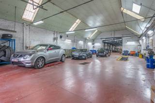 Century21ImmoNero stelt voor: Garage/autowerkplaats op een zeer mooi terrein van 5.007m², aansluitend aan het Zonienwoud en met een oppervlakte...
