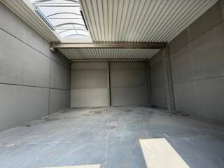 <p>Te huur: <strong>meerdere moderne industriële units</strong> gelegen in Kampenhout, op een professioneel en vlot bereikbaar bedrijventerrein, geschikt voor activiteiten zoals opslag, lichte productie, atelier, logistiek of KMO’s.</p>
<p>Elke unit beschikt over <strong>inbegrepen privatieve parkeerplaatsen</strong>, wat extra comfort biedt voor personeel en klanten. <strong>Meerdere units beschikbaar</strong>, afzonderlijk of gecombineerd te huren naargelang uw noden.</p>
<h4><strong>Omgeving & ligging</strong></h4>
<p>Het pand is gelegen langs de <strong>Mechelsesteenweg</strong>, een strategische verbindingsas tussen <strong>Mechelen en Brussel</strong>.<br />Voordelen van de ligging:</p>
<ul>
<li>
<p>Snelle aansluiting op de belangrijkste verkeersassen (E19, E40, N21)</p>
</li>
<li>
<p>Nabijheid van de economische knooppunten <strong>Mechelen, Zaventem en Brussel</strong></p>
</li>
<li>
<p>Overwegend <strong>industrieel en KMO-gericht gebied</strong>, dynamisch en in volle ontwikkeling</p>
</li>
<li>
<p>Goede zichtbaarheid en vlotte toegang voor vrachtwagens en bedrijfsvoertuigen</p>
</li>
</ul>
<p>Een <strong>ideale oplossing voor de vestiging of uitbreiding van uw onderneming</strong> in Vlaams-Brabant.</p>
