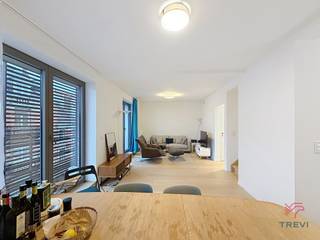 UCCLE : Dans le quartier de Vanderkindere et proche de toutes les commodités, duplex 2 chambres de ±112m² dans une construction récente.Au 3e étage...