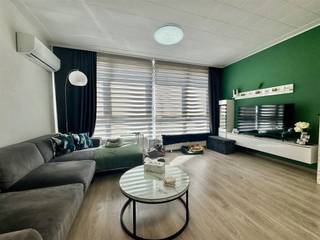 <p>Gelegen in <span>Willebroek</span>, op een toplocatie vlak bij het centrum, belangrijke invalswegen en diverse supermarkten, bevindt zich dit lichtrijke en instapklare appartement.</p><p>Bij het betreden komt u in de inkomhal die toegang biedt tot een ruime, open woonkamer. Dankzij de verschillende koepels en grote glaspartijen geniet deze leefruimte van een overvloed aan natuurlijk licht, wat zorgt voor een aangename en luchtige sfeer. De volledig uitgeruste keuken biedt alle hedendaags comfort.</p><p>De badkamer is praktisch ingericht met een toilet en een ligbad. Verder beschikt het appartement over twee volwaardige en ruime slaapkamers.</p><p>Extra troeven zijn het gezellige terras, de aanwezigheid van airconditioning en het feit dat het dak recent volledig werd vernieuwd. Op het gelijkvloers zijn er bovendien fietsenstaanplaatsen voorzien en beschikt u over een privatieve kelderruimte.</p><p>Een bijzonder interessant aspect van dit appartement is dat er geen maandelijkse syndicuskosten zijn, wat het niet alleen aantrekkelijk maakt voor eigen bewoning, maar ook als investering met een gunstig rendement.</p>
